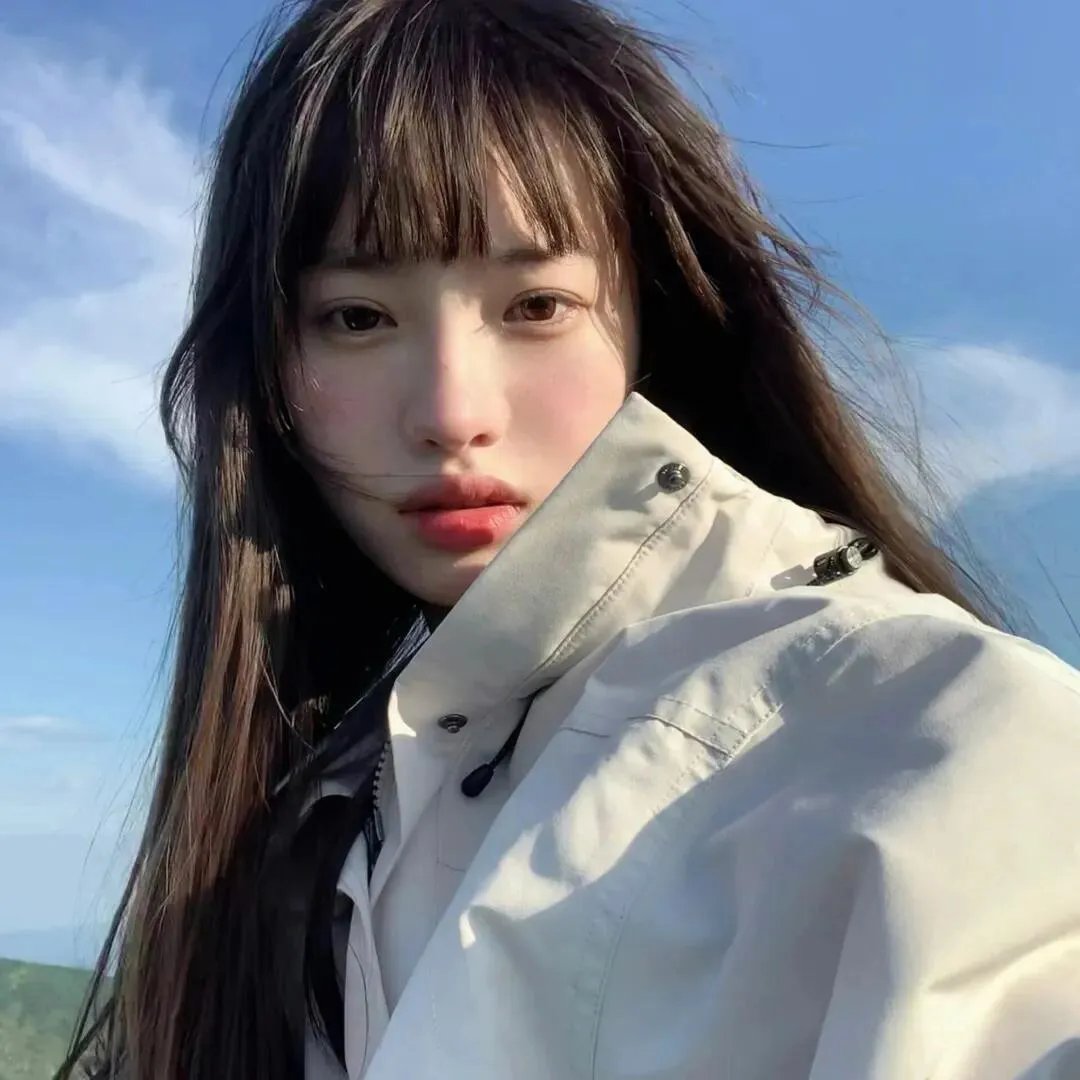 她的双眼背后