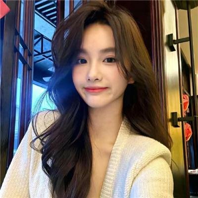 戴流苏耳环的少女